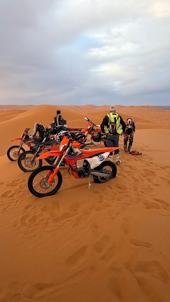 Moto enduro orange prête pour les terrains rocailleux