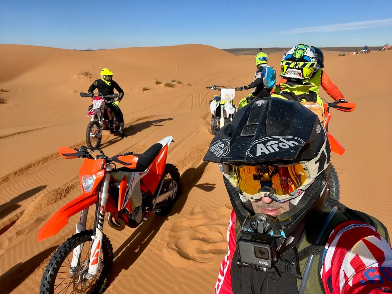 Sahara enduro riders together in the dunes Moto de enduro en el desierto: Foum Zguid — Merzouga — Dadès