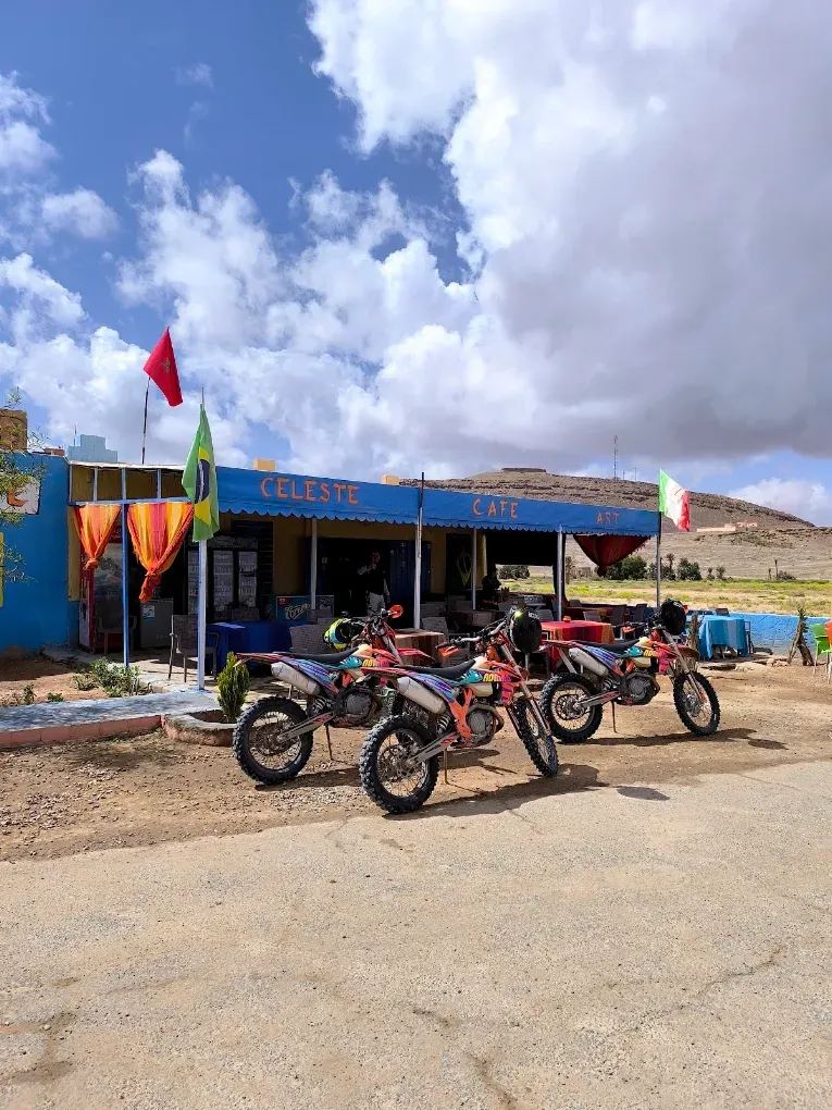 Enduro motorcycles ready at the Merzouga tour base Moto de enduro naranja preparada para terreno rocoso